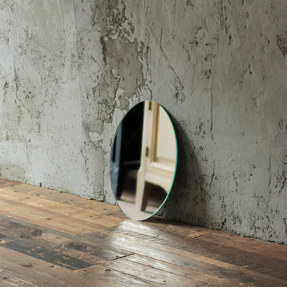 部屋にあるウォールアートミラー【オーバル型】