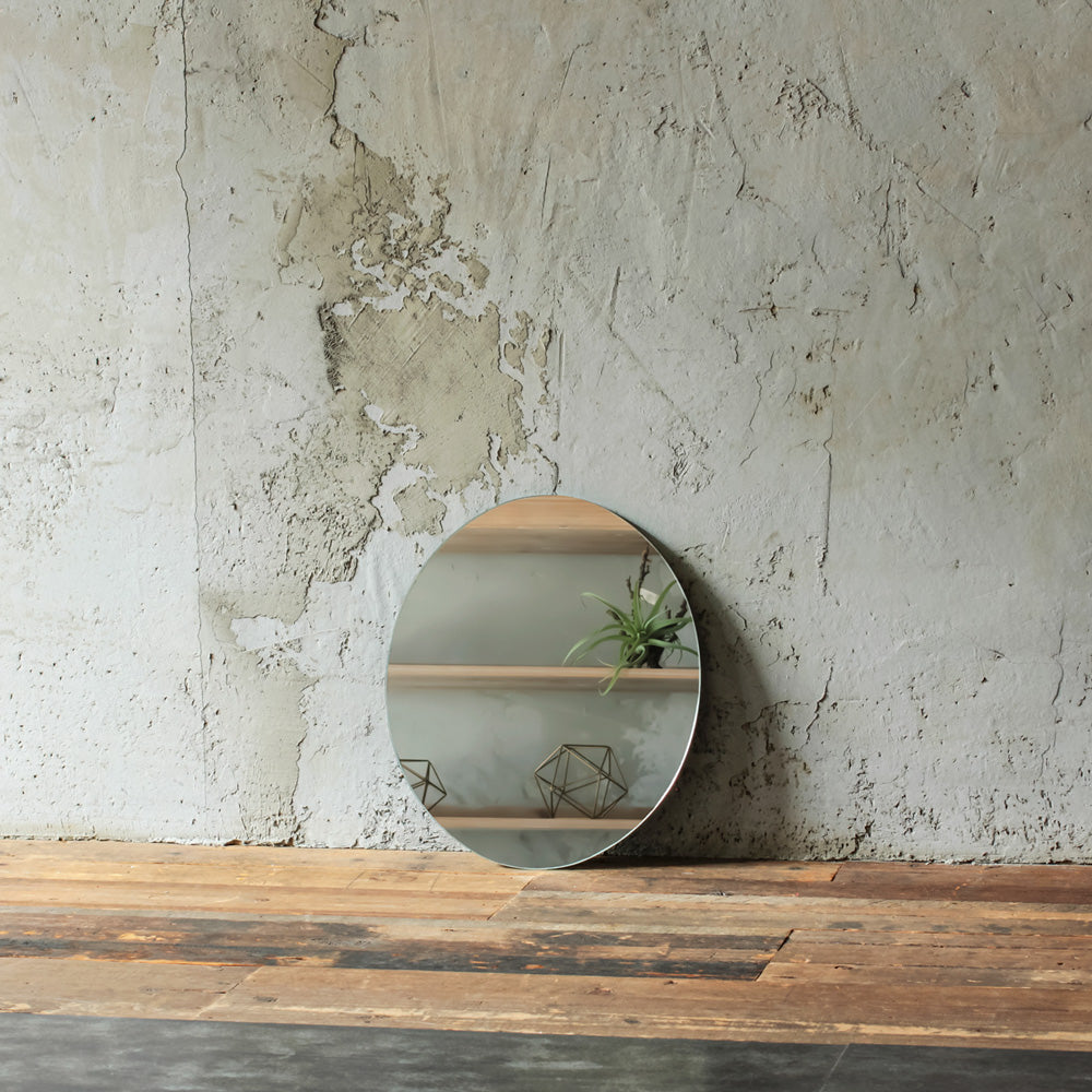 部屋にあるウォールアートミラー【オーバル型】