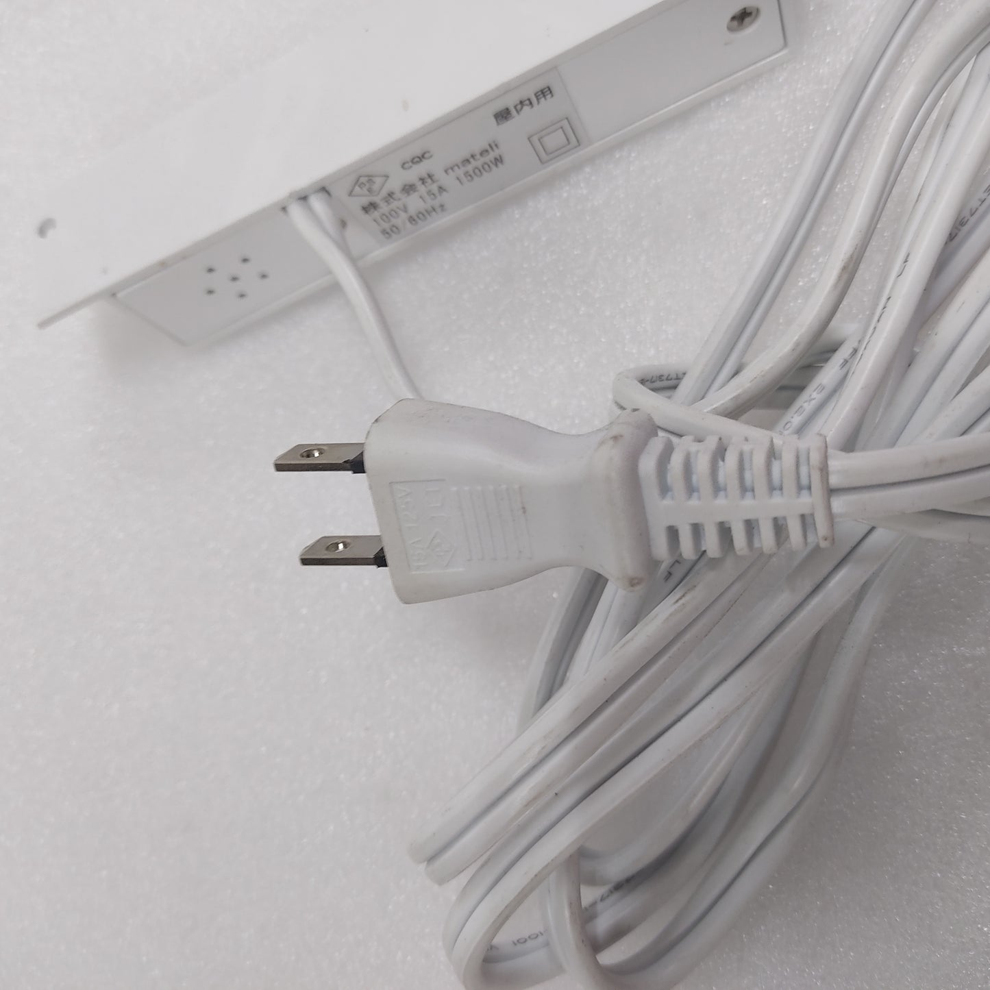 アウトレット 薄型簡易取り付け型コンセントプラグ(WH) OL1975