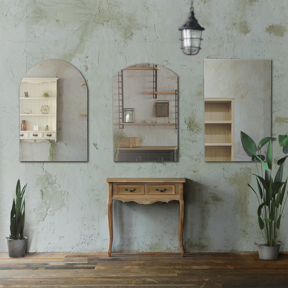 ナチュラルサロンにあるおしゃれな鏡【ウォールアートミラー】とウッドコンソール【サロン専用コンソール ネコ脚】