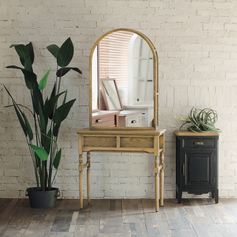 サロンにあるアンティークウッドドレッサー【ブリットメア】