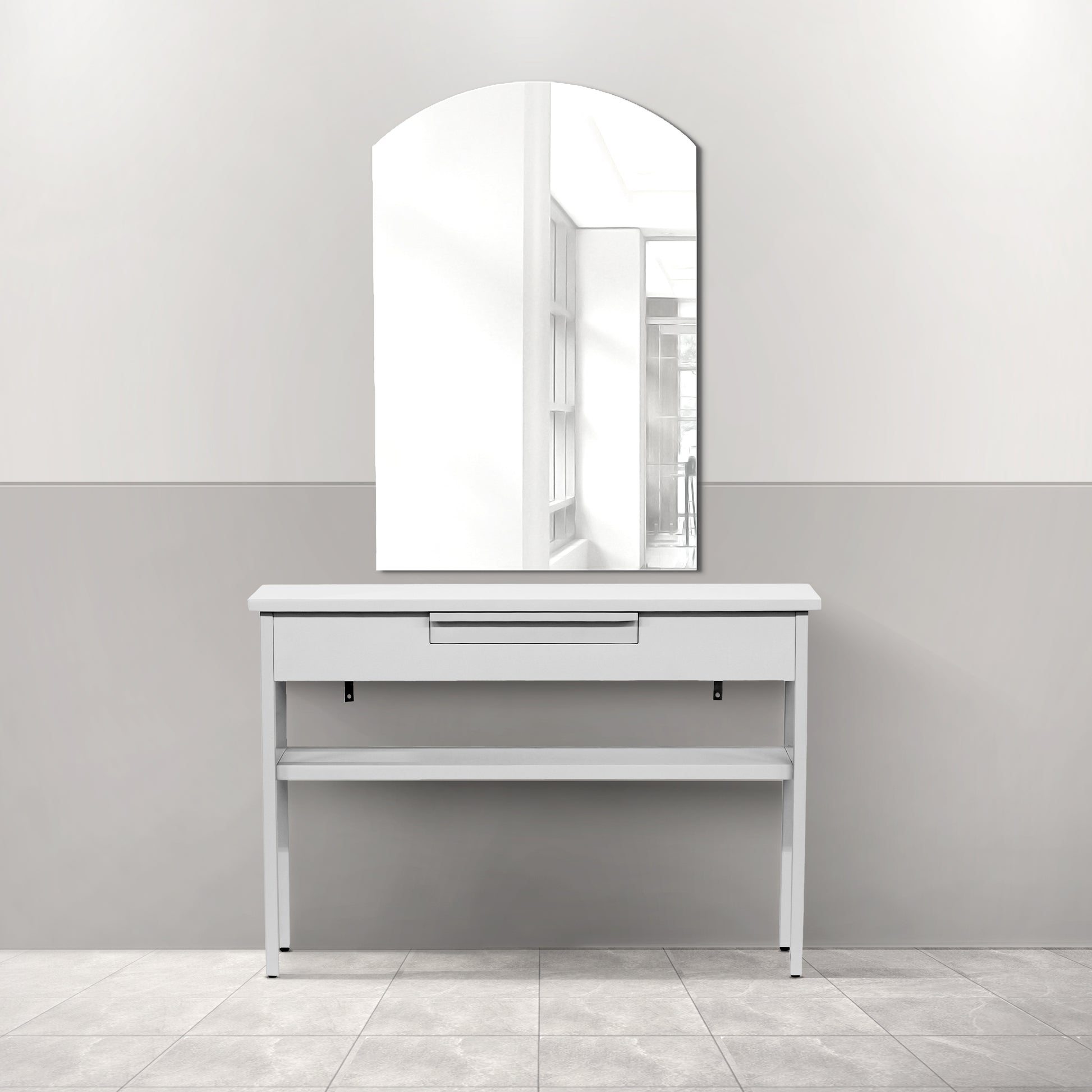 サロンにあるフレームレスアーチミラーとホワイトコンソール