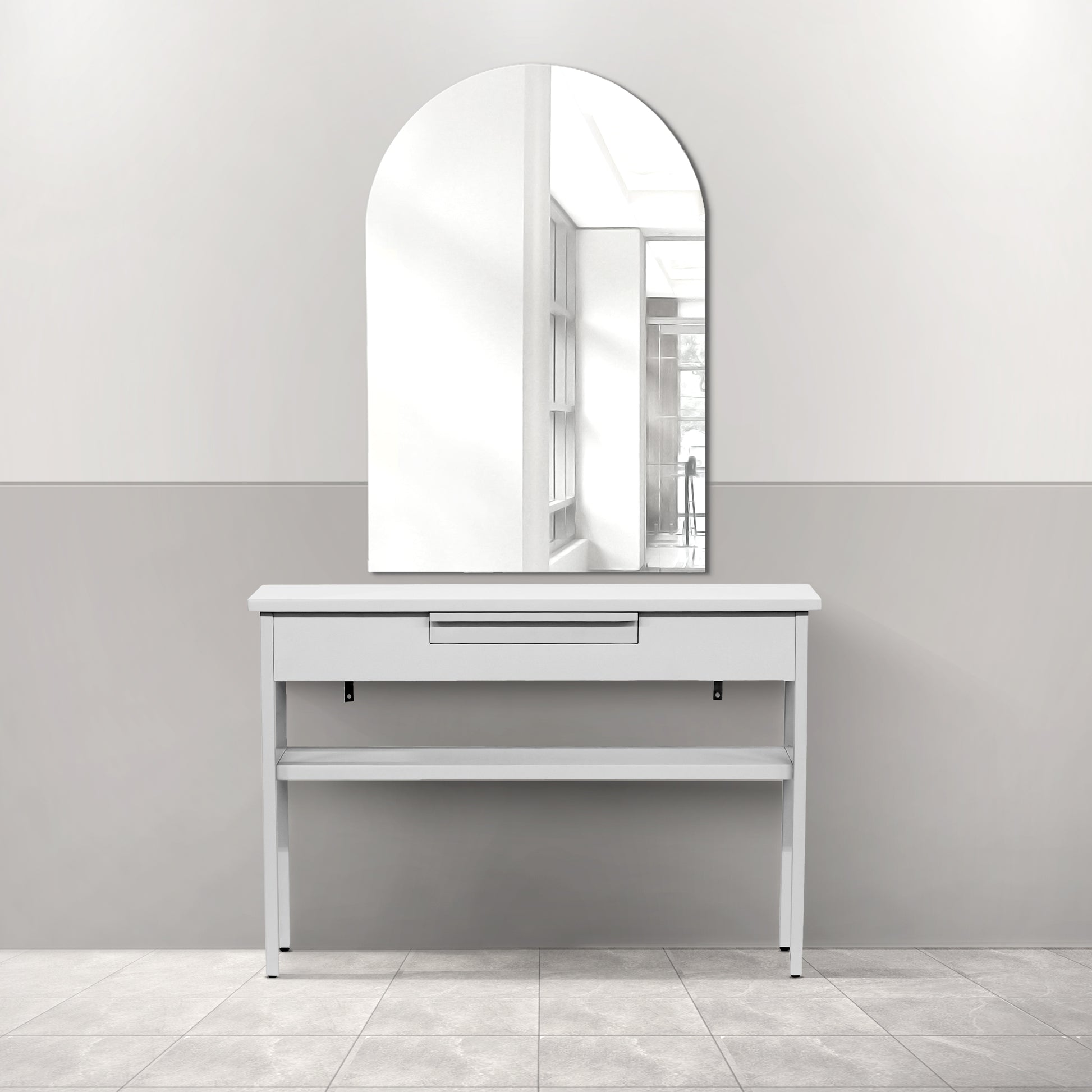 サロンにあるフレームレスアーチミラーとホワイトコンソール