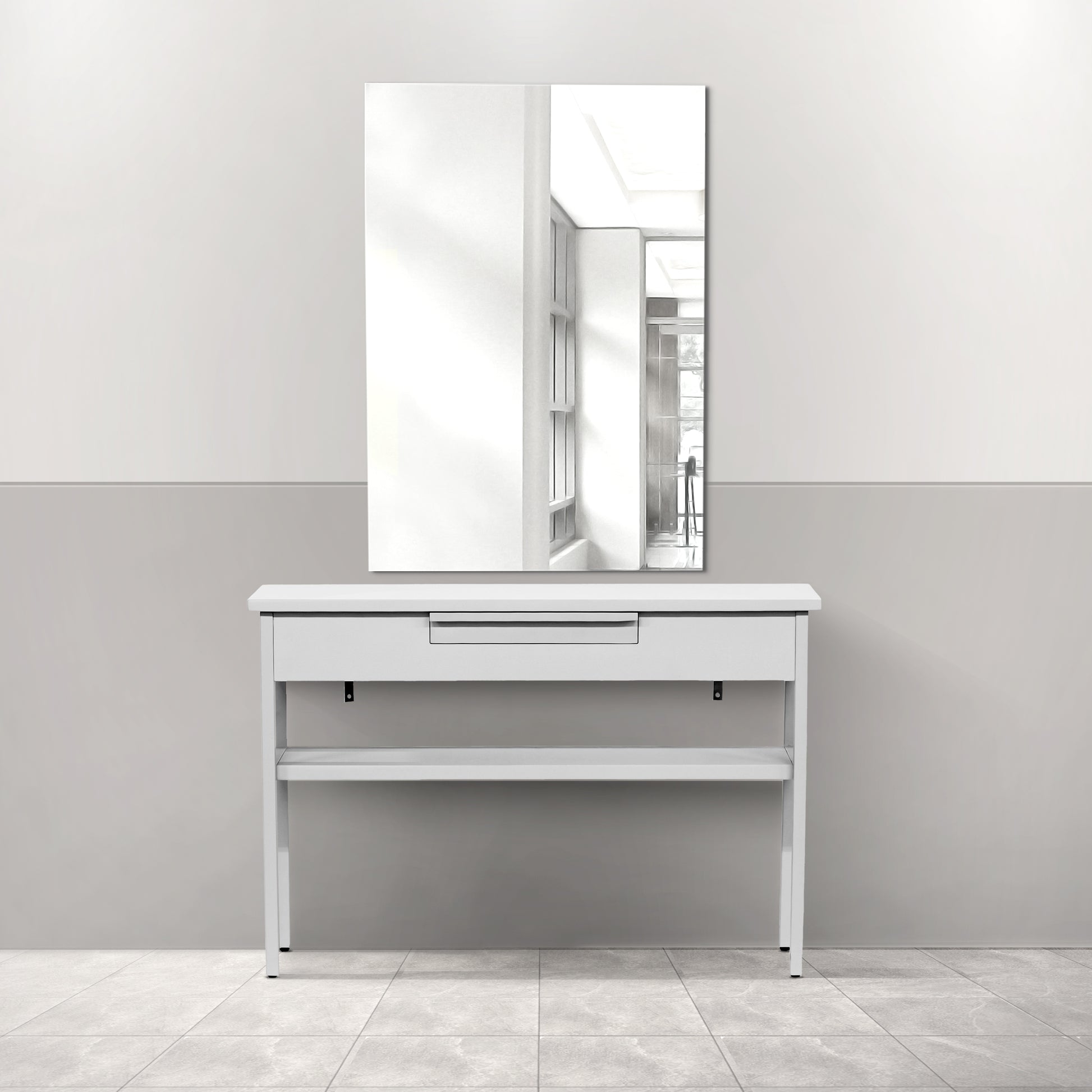 サロンにあるフレームレススクエアミラーとホワイトコンソール