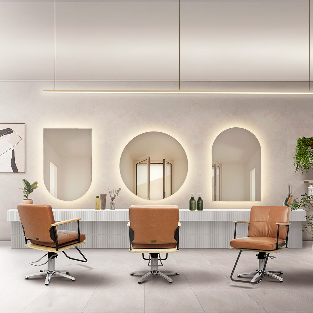サロンにあるフレームレスミラーの3枚とスタイリングチェアの3台