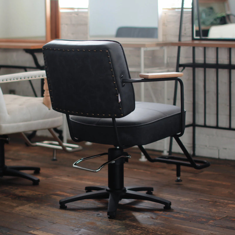 サロン空間にアンティークブラックのセットチェア ハーネスコードⅡ