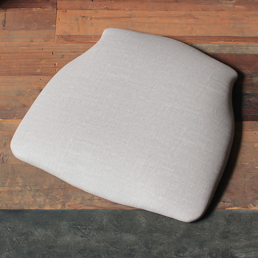 床にあるアッシュグレー色クッション