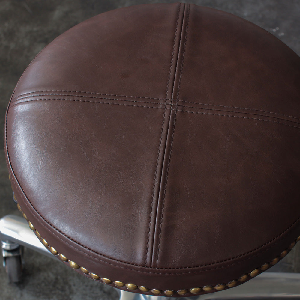 ダークブラウン色鋲ありのスツールの詳細