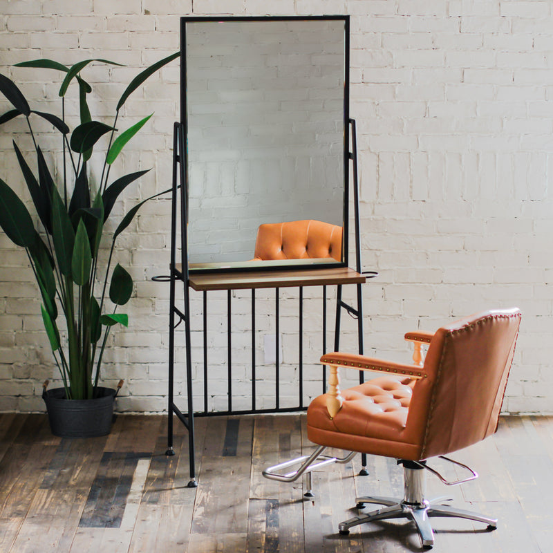 サロンにある両面黒色のアイアンドレッサーとスタイリングチェアの2台【ハロルド】