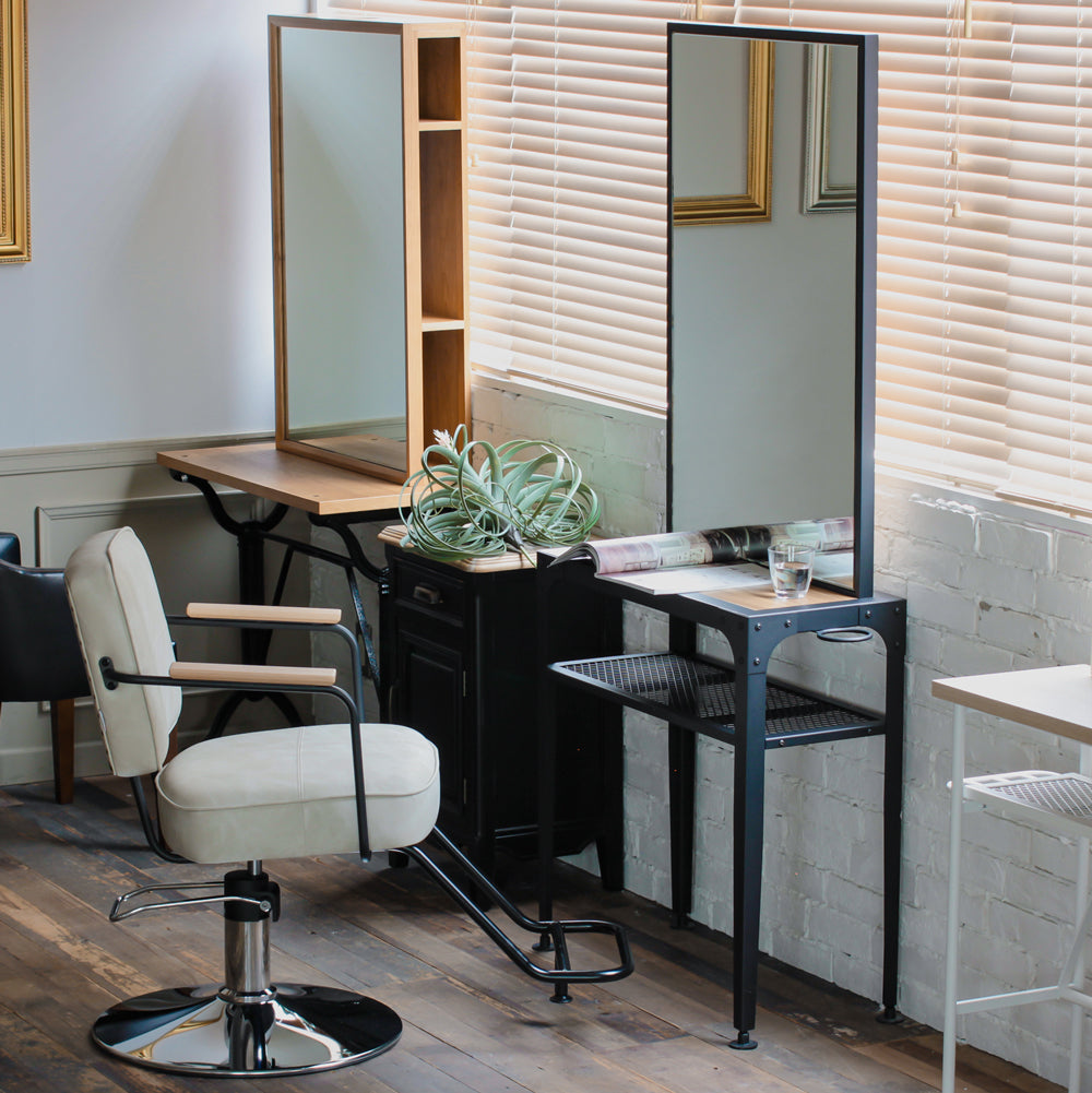 部屋にあるアイアンドレッサーとスタイリングチェア【ロジェ】