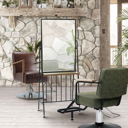 サロンにある黒色のアイアンドレッサーとスタイリングチェア【ハロルド】