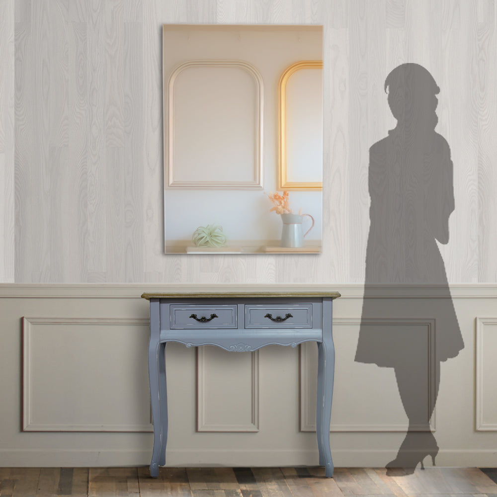 部屋にあるフレームレスミラーとコンソールとサイズがわかるための人シルエット