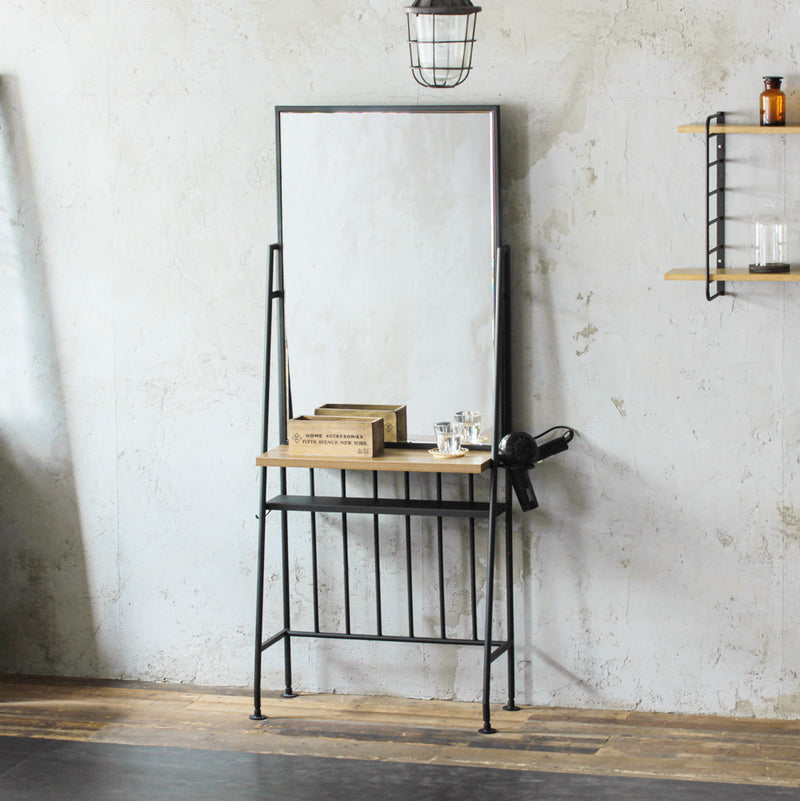 サロンにある黒色のアイアンドレッサー【ハロルド】