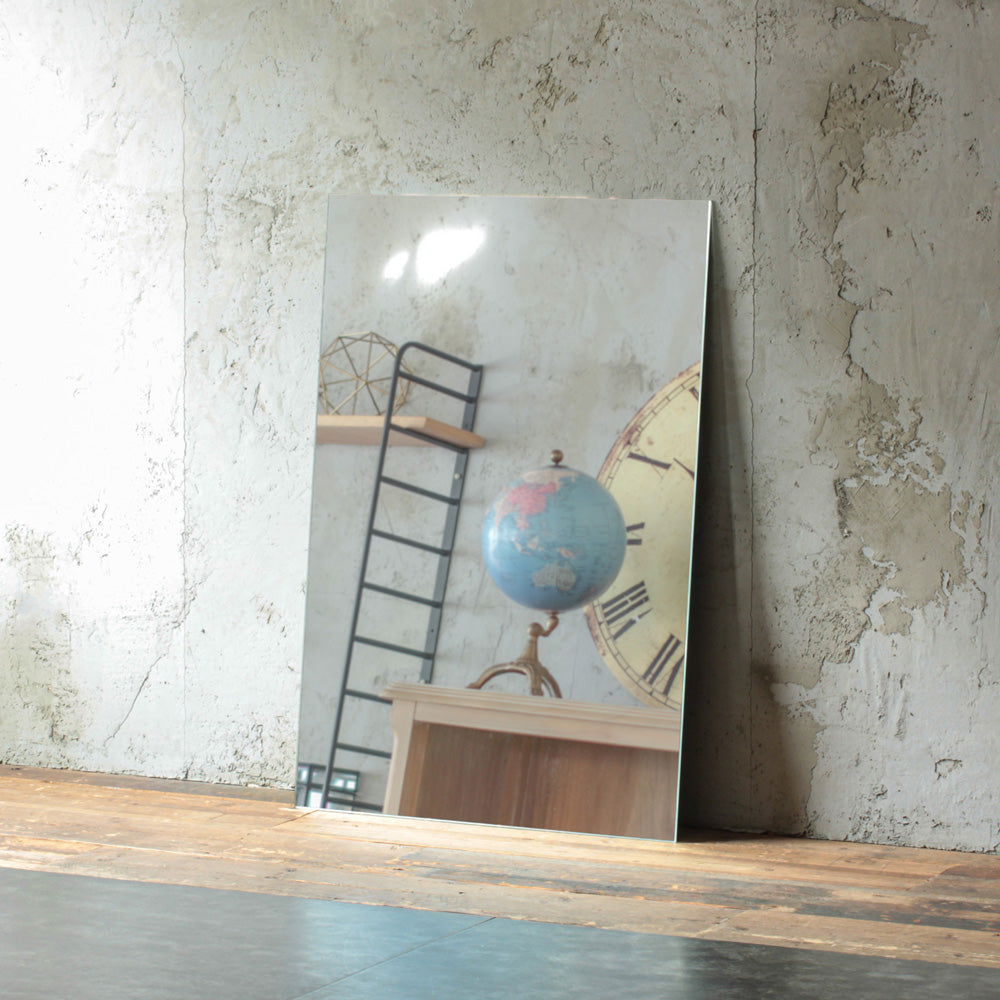 部屋にあるフレームレススクエアミラー