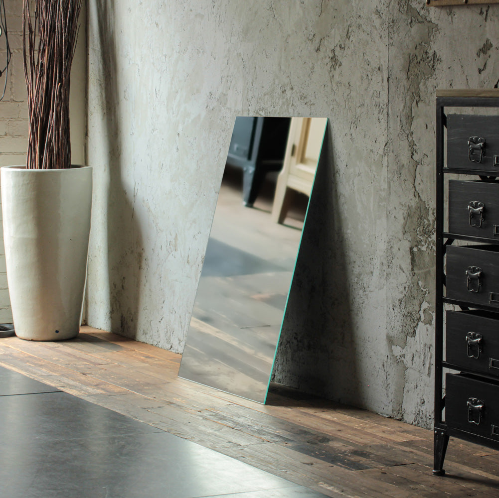 部屋にあるフレームレススクエアミラー