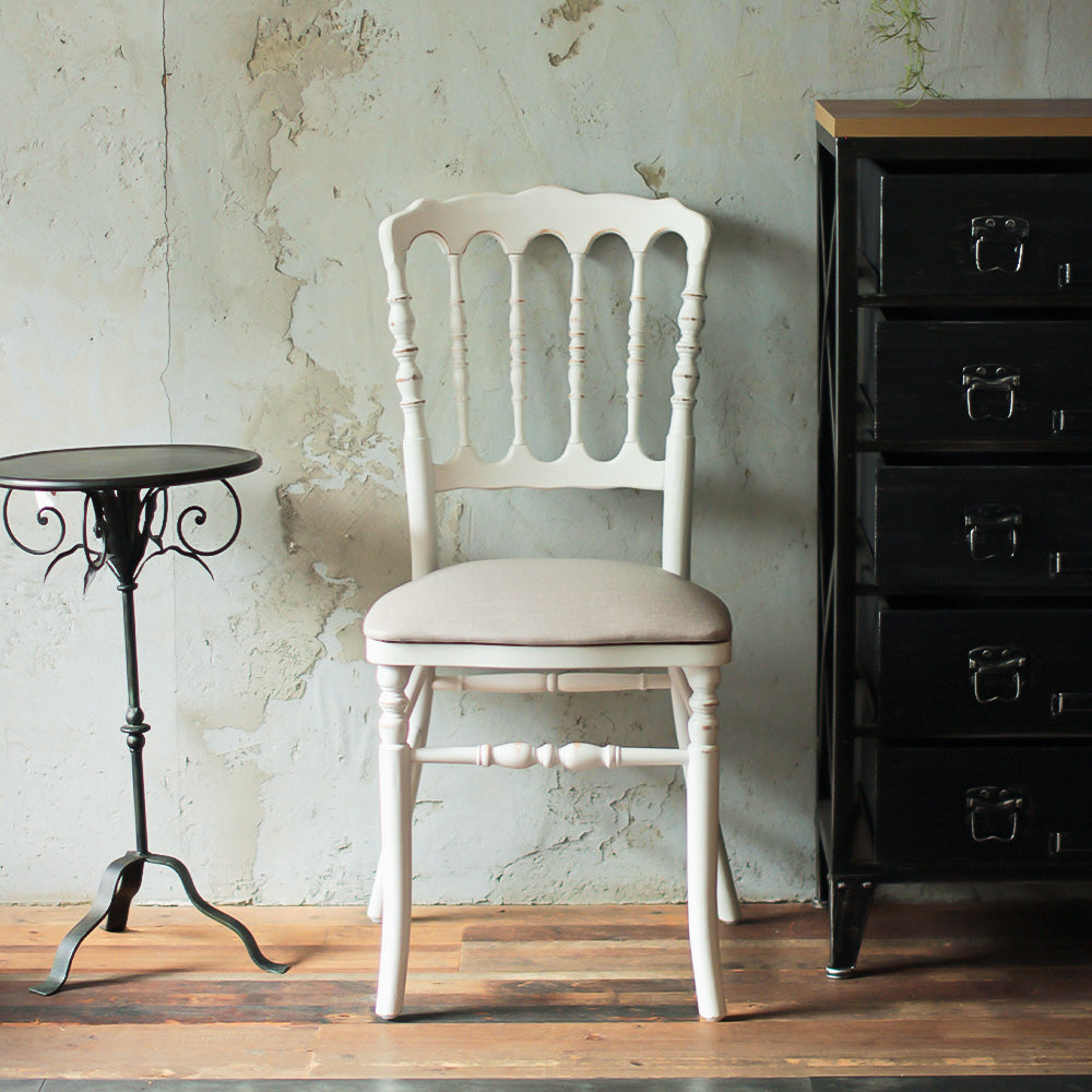 部屋にあるホワイト色ナポレオンチェア(アッシュグレー色クッション付き)
