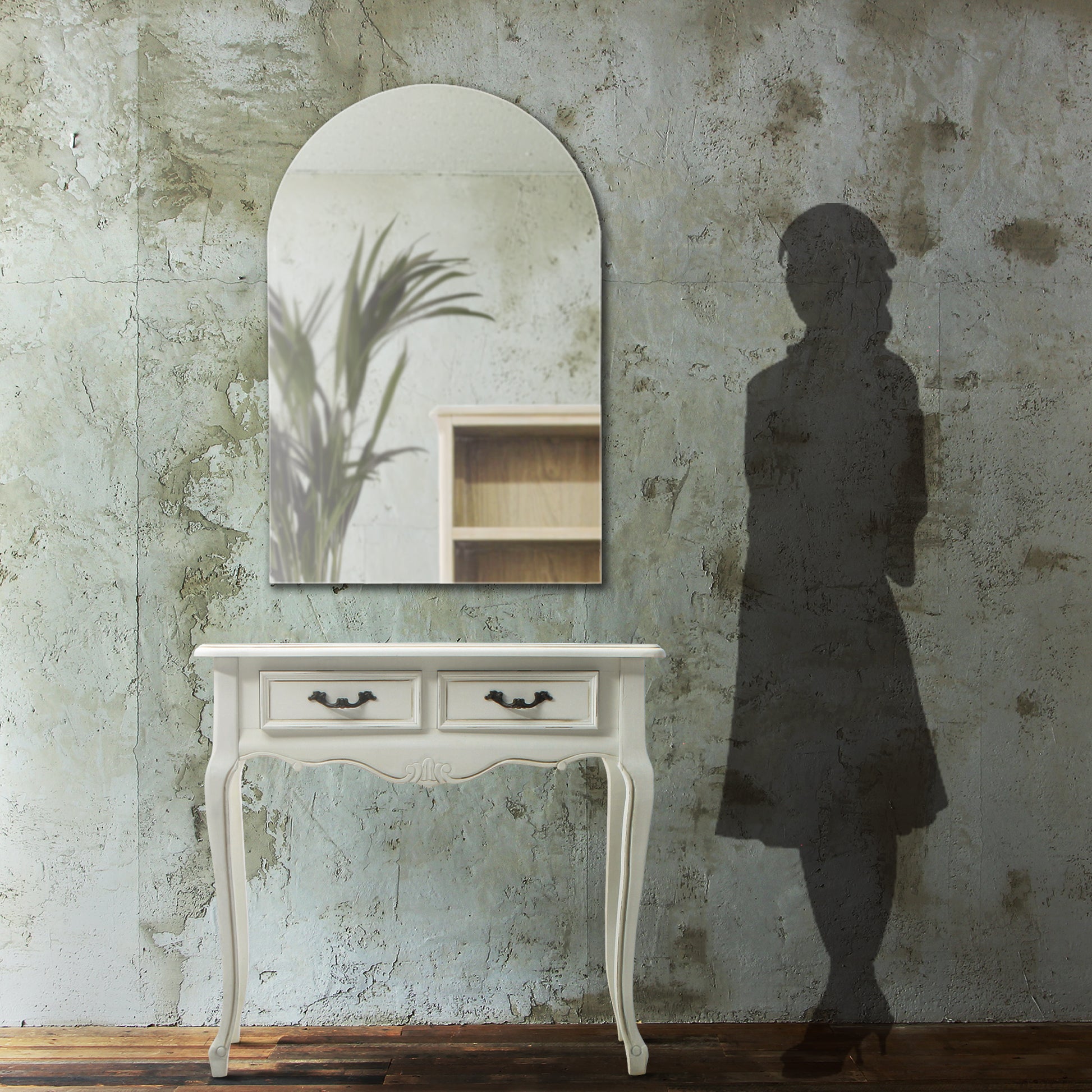 部屋にあるフレームレスアーチミラーとコンソールとサイズがわかるための人シルエット