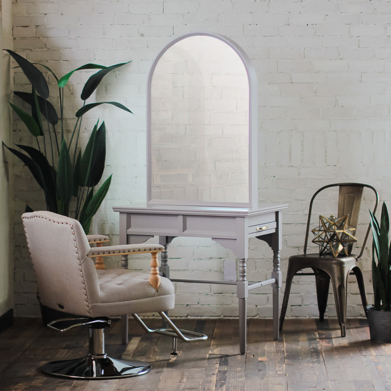 サロンにあるグレーウッドドレッサー【ブリットメア】