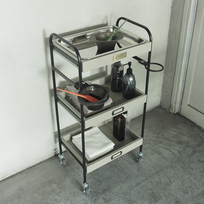 美容室にあるおしゃれなベージュグレー色3段ウッドワゴン