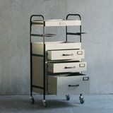 美容室にあるおしゃれなベージュグレー色3段引き出しウッドワゴン　