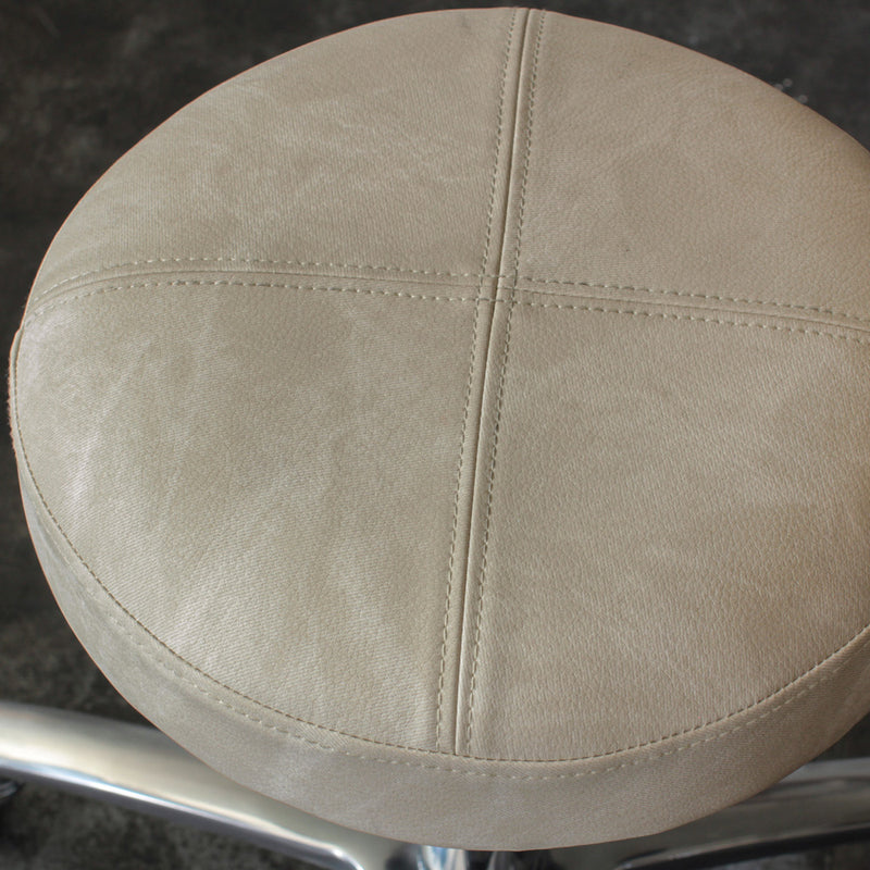 ベージュ色鋲なしのスツールの詳細