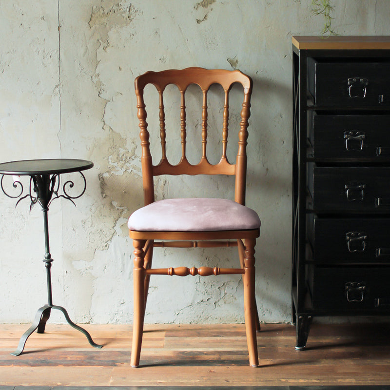部屋にあるブラウン色ナポレオンチェア（モカローズ色クッション付き）