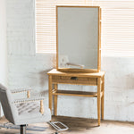 サロンにあるウッドドレッサーとスタイリングチェア【フェルドナ】