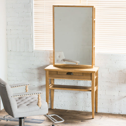 サロンにあるウッドドレッサーとスタイリングチェア【フェルドナ】