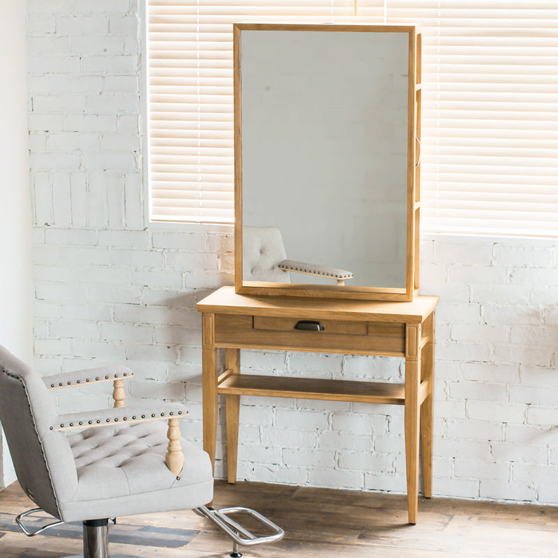 サロンにあるウッドドレッサーとスタイリングチェア【フェルドナ】