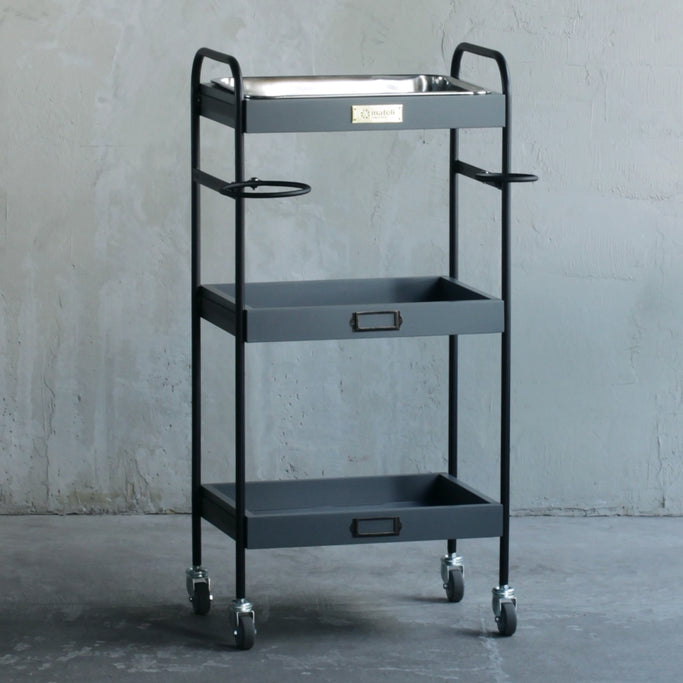 美容室にあるおしゃれなグレー色3段ウッドワゴン