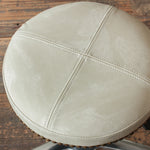 スモーキーホワイト色鋲ありのスツールの詳細