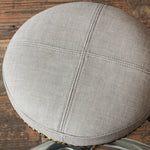 アッシュグレー色鋲ありのスツールの詳細