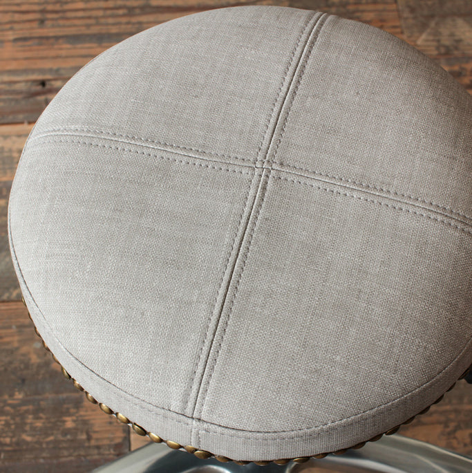 アッシュグレー色鋲ありのスツールの詳細