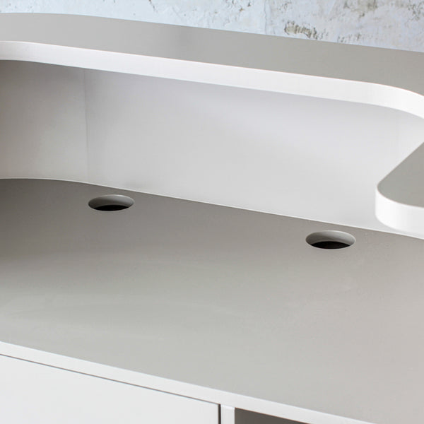 カウンター内に配線を通せる配線孔