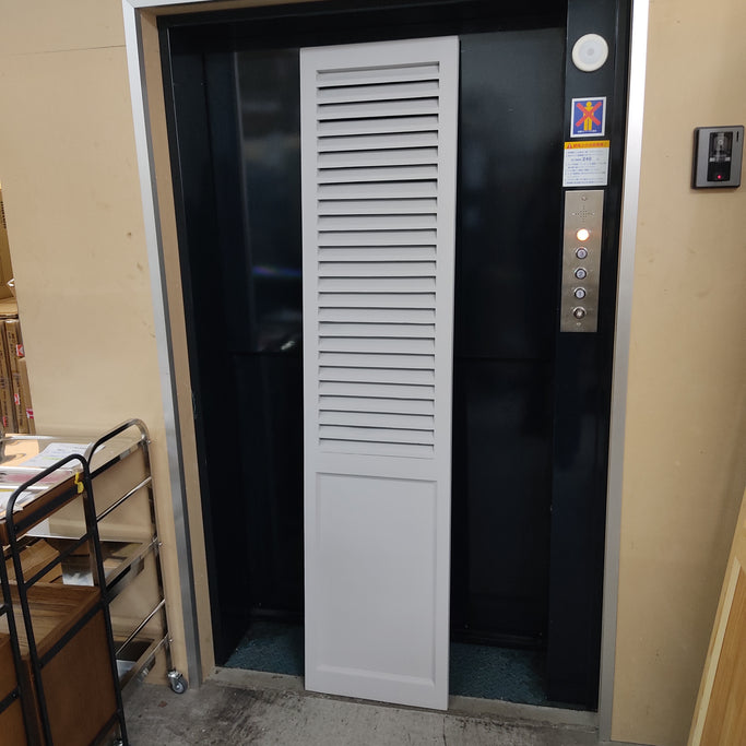 ドアパーティションの裏面