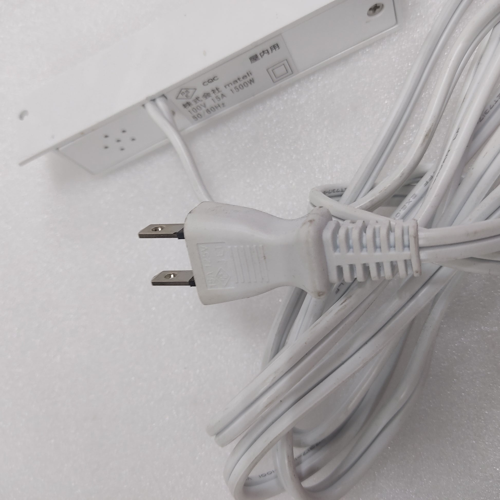 アウトレット 薄型簡易取り付け型コンセントプラグ(WH) OL1975