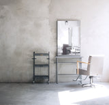 美容室にあるおしゃれなグレー色3段ウッドワゴン