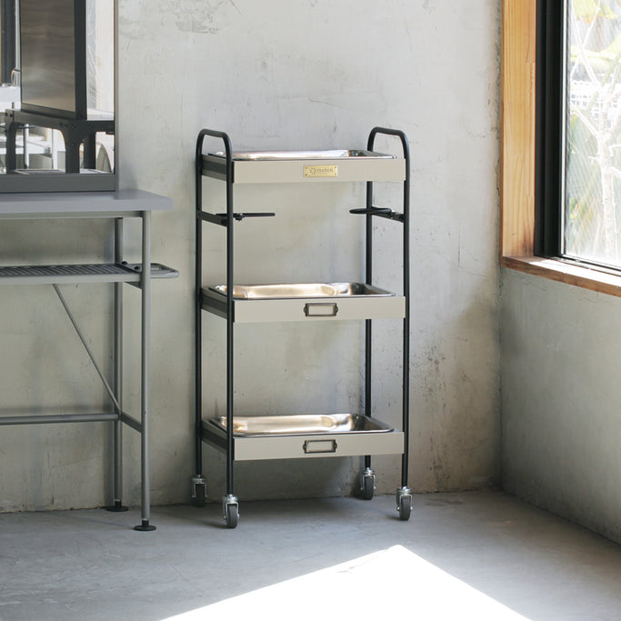 美容室にあるおしゃれなベージュグレー色3段ウッドワゴン