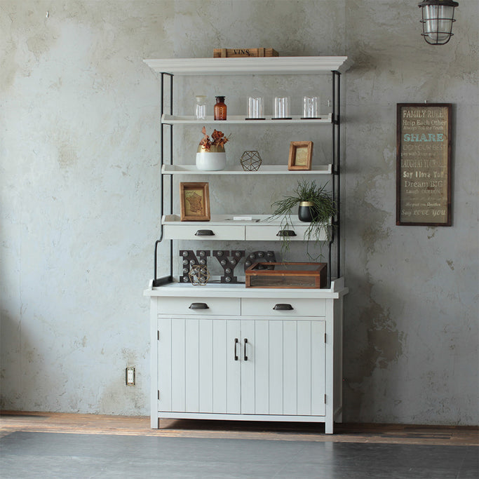 美容室にあるホワイト色ディスプレイシェルフキャビネット