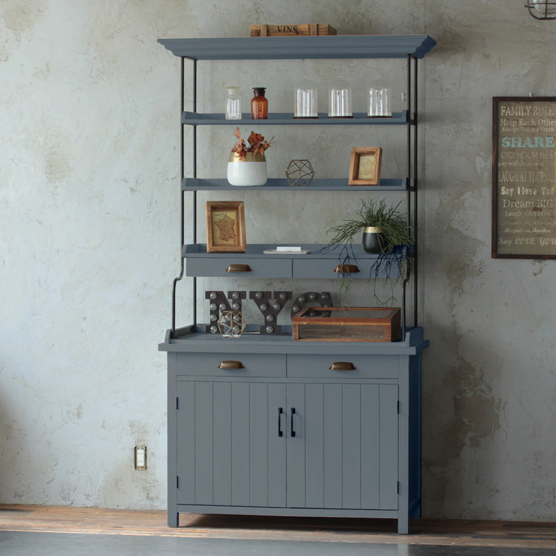 部屋にあるグレー色ディスプレイシェルフキャビネット