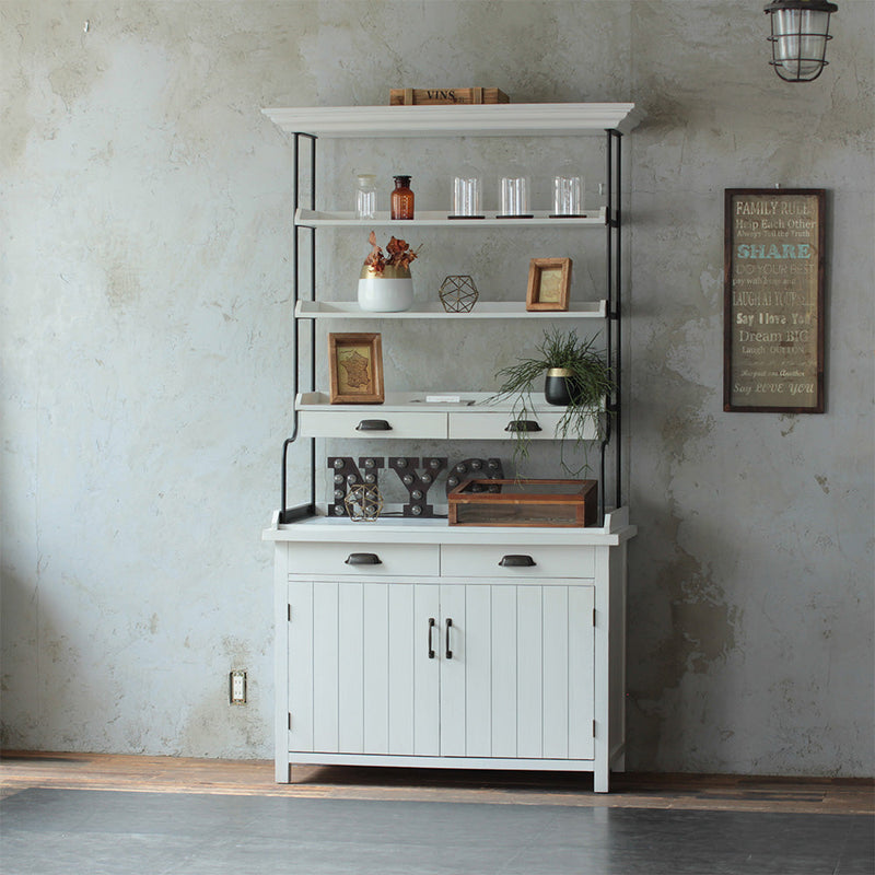 部屋にあるホワイト色ディスプレイシェルフキャビネット