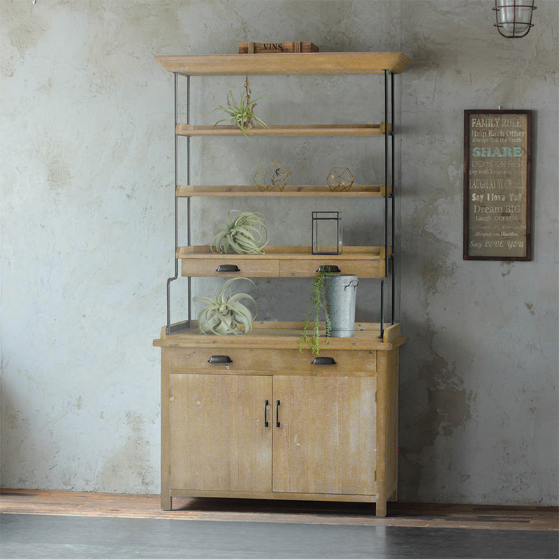 部屋にあるシャビーウッド色ディスプレイシェルフキャビネット