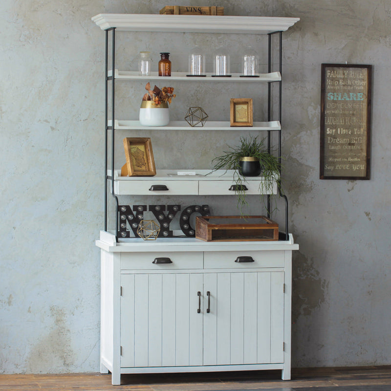 部屋にあるホワイト色ディスプレイシェルフキャビネット