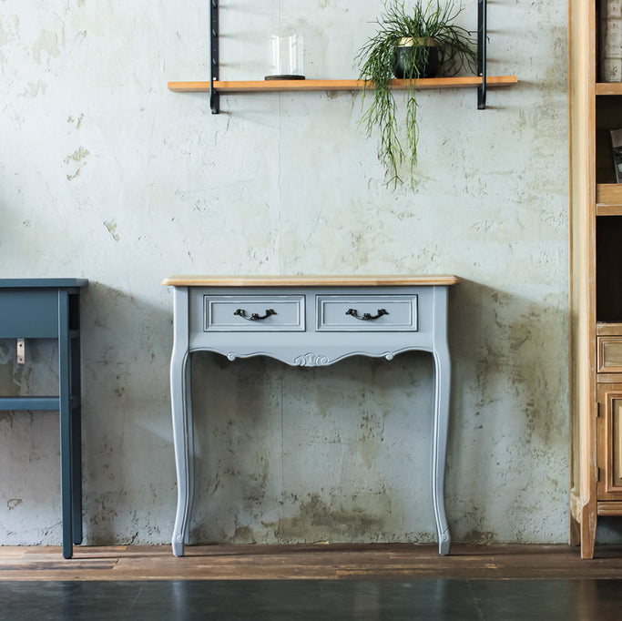 おしゃれなサロンにあるブルーグレー色美容室セット面テーブル