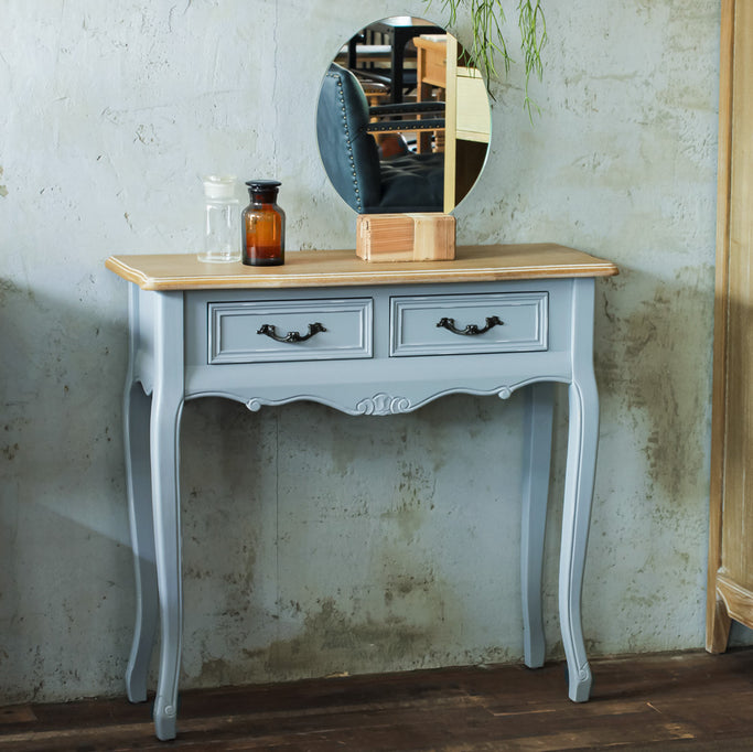 おしゃれなサロンにあるブルーグレー色美容室セット面テーブル