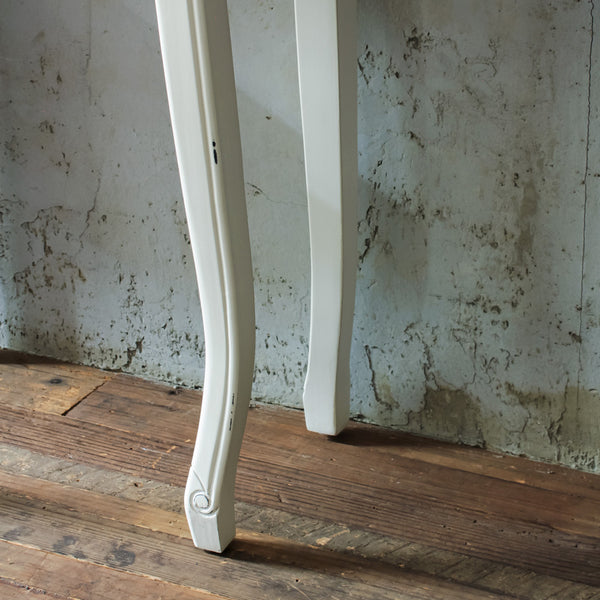 繊細な曲線美のネコ脚と彫刻