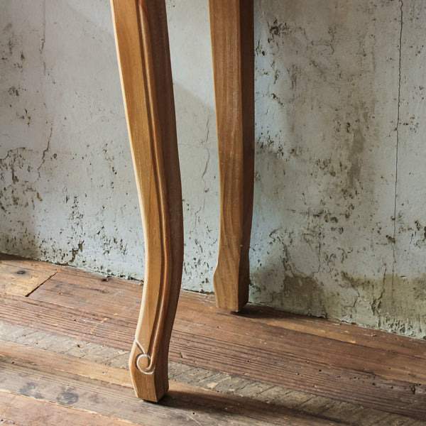 繊細な曲線美のネコ脚と彫刻