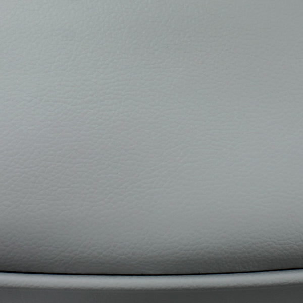空間に溶け込む滑らかなフェイクレザー