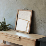 テーブルにあるウォルナットブラウン色のウッドハンドミラー