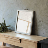 テーブルにあるホワイト色のウッドハンドミラー